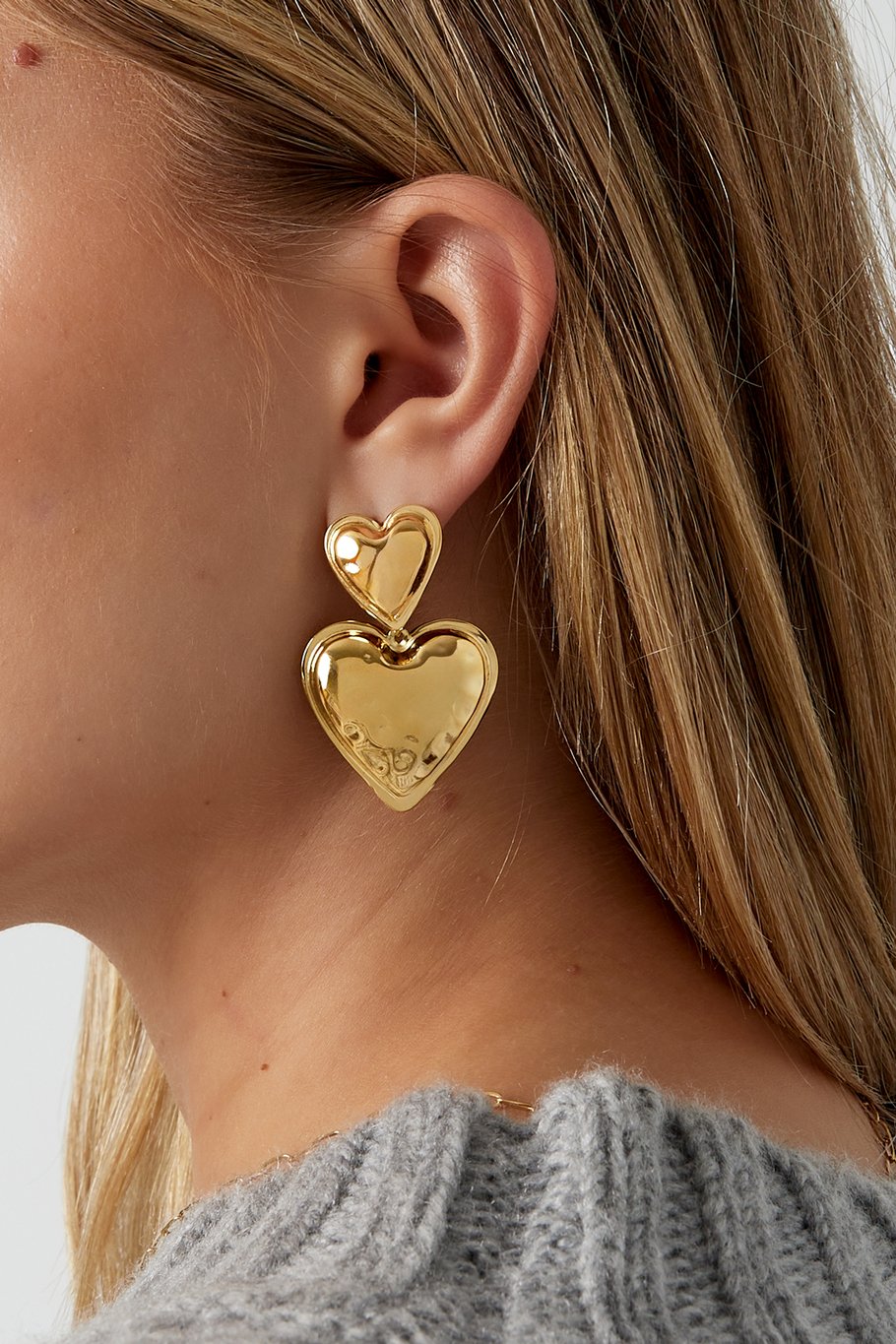 Goldene Herz-Ohrringe - feminines Design mit doppeltem Herz