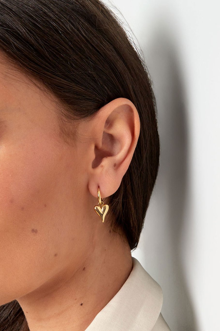 Goldene Creolen mit Herz-Anhängern - Elegante Ohrringe für Damen